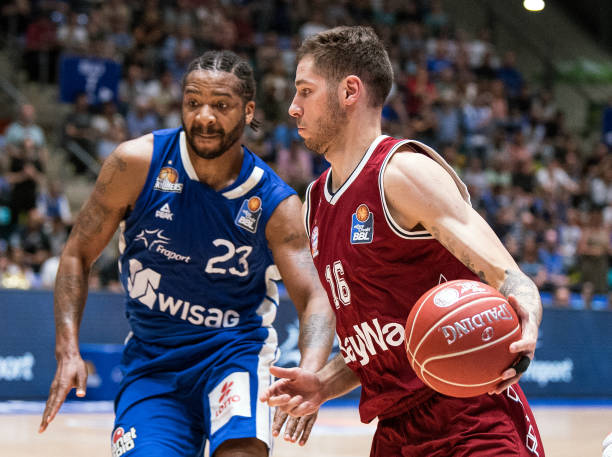 在羽毛球场 在羽毛球场